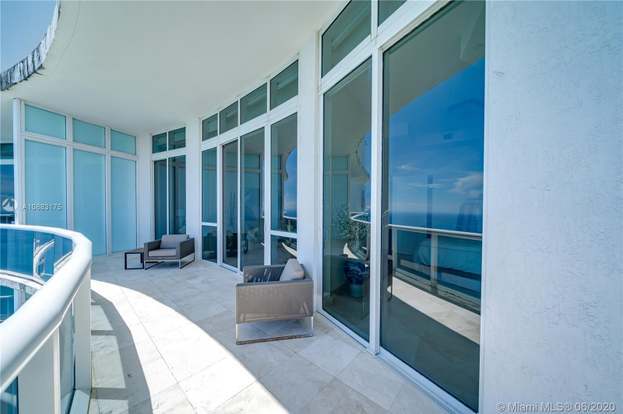 Building Photo - 15811 Collins Ave