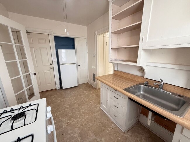 Building Photo - 1544 D St