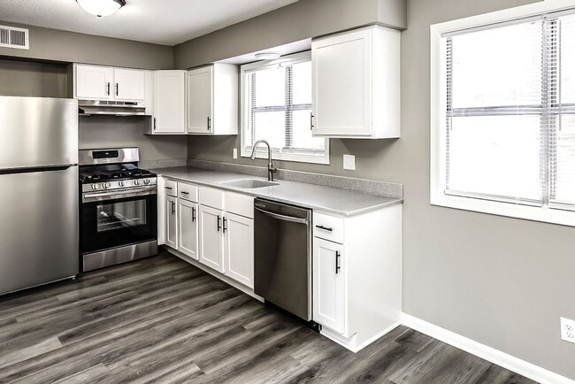 Building Photo - Updated 2-Bed and 1.5- Bath Apartment with Balcony!