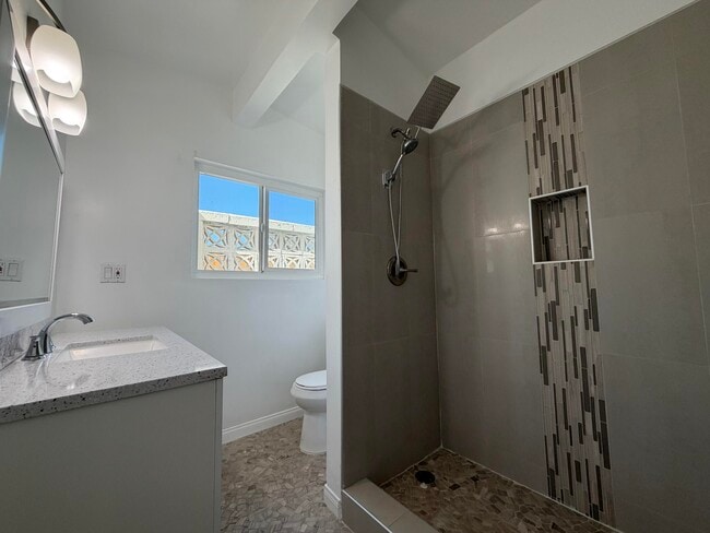 Building Photo - 12811 Catalpa Ave