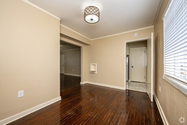 2BR, 1BA - 1,000SF - Dining Room - Downtown Living With A Capitol View!