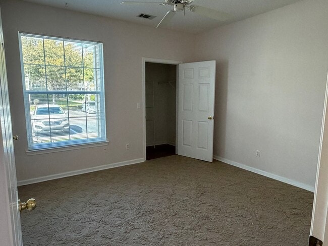 Building Photo - First Floor Condo - Estate at Westbury