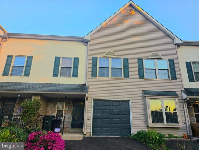 Building Photo - 725 Dell Ct