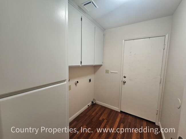 Building Photo - Spacious Home in Saratoga Estates with Lan...