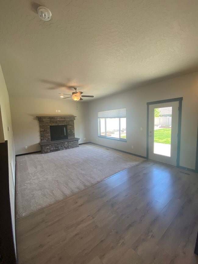 Building Photo - SINGLE FAMILY HOME IN THE FOX TAIL SUBDIVISION (APP#148)