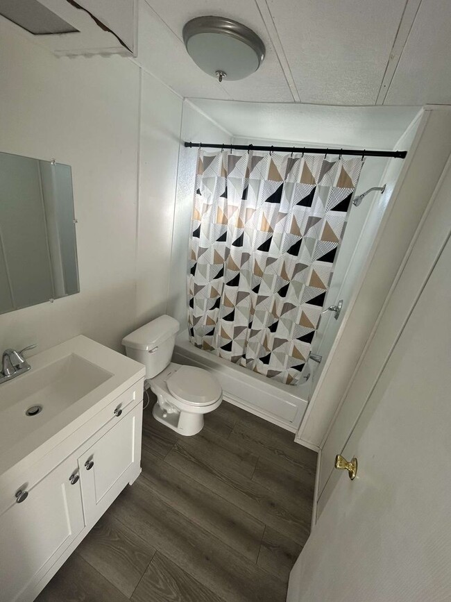 Building Photo - Convenient lifestyle Home