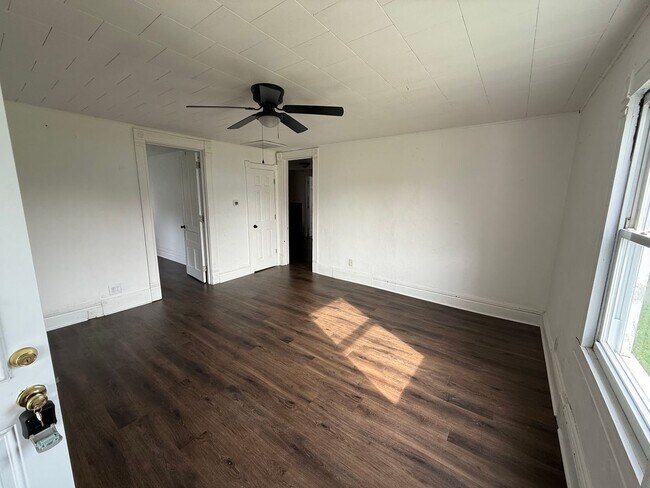 Building Photo - House for Rent