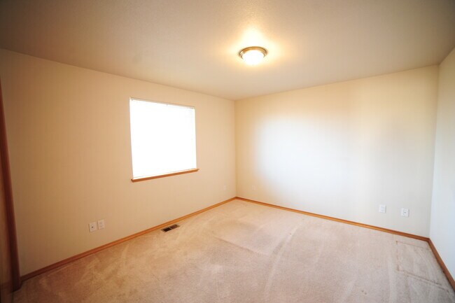 Building Photo - Sweet South Richland Home with Large Yard