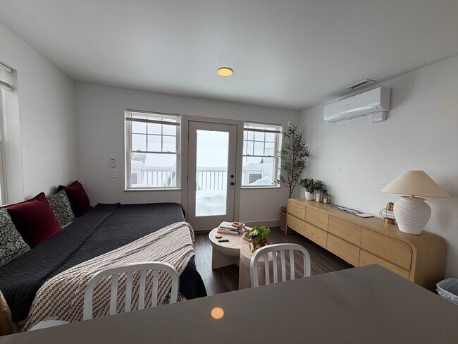 Building Photo - 5 W Dane St