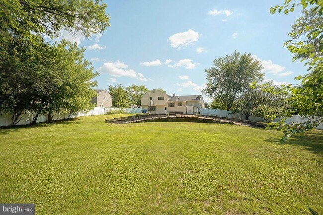 Building Photo - 701 Crestbrook Ave
