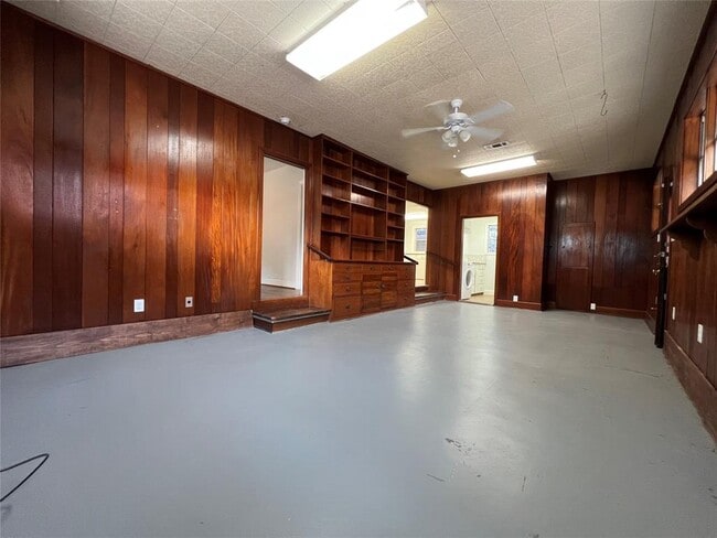 Building Photo - 2420 White Oak Dr