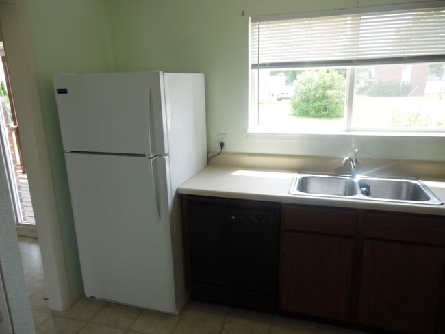 Building Photo - 3 bed, 1.5 Bath Townhouse in Villages of Oscoda just reduced!