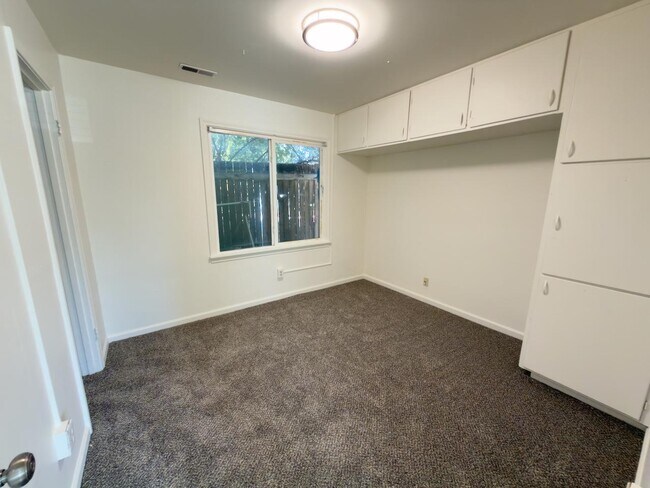Building Photo - 171 S 900 W