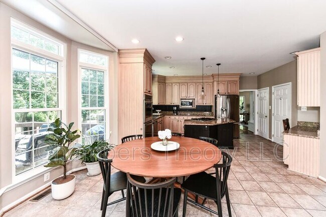 Building Photo - 641 Meade Dr SW