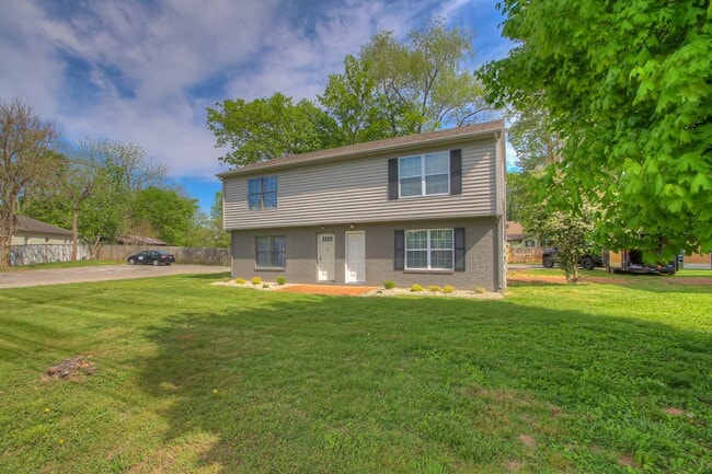 Building Photo - Remodeled 2BR Townhome in Spring Hill