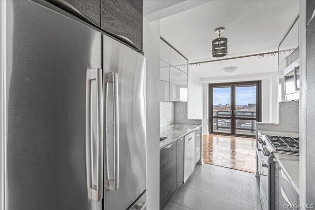 Building Photo - 112-01 Queens Blvd