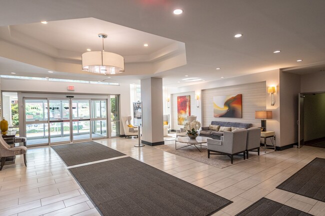 Building Photo - Exceptional Location & Amenities Short-ter...