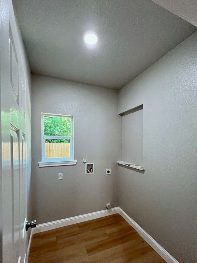 Building Photo - 823 Edgar St