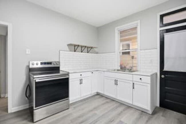 Building Photo - Well-maintained 3-bedroom, 1-bath home in Carnegie! Available Now!!