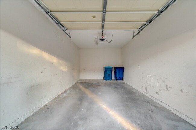 Building Photo - 1900 N Torrey Pines Dr