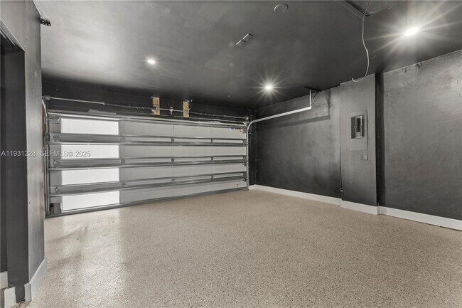 Building Photo - 16859 Crestview Ln