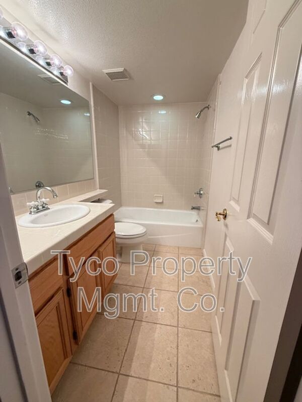Building Photo - 2021 Pleasant Waters Ct