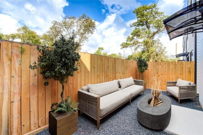 Building Photo - 6121 Pacific Frst Dr