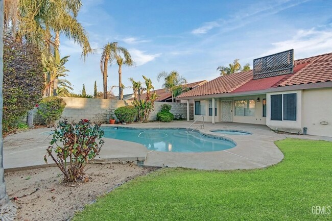 Building Photo - 14004 Las Entradas - Gorgeous NW remodeled...