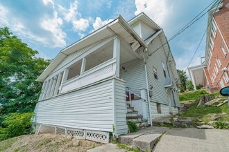 Building Photo - 4 Bedroom/ 2 Bathroom House - Downtown - A...