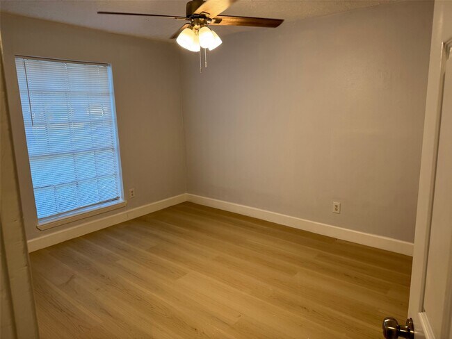 Building Photo - 5222 Moonshadows Dr