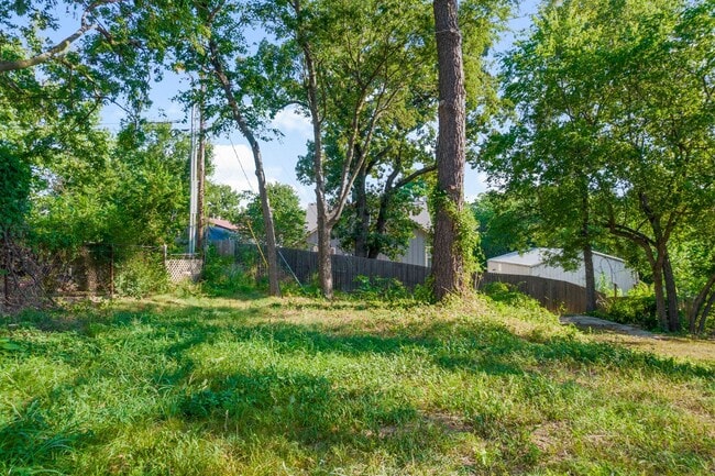 Building Photo - Gorgeous 3 bedroom 2 bathroom home