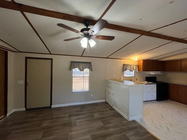 Building Photo - Welcome to this charming 2-bedroom, 1.5-bathroom home located in the desirable area of Leland, NC