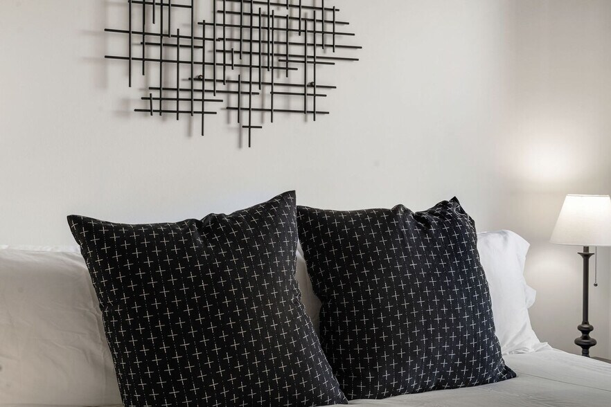 Building Photo - 853 W Blackhawk St