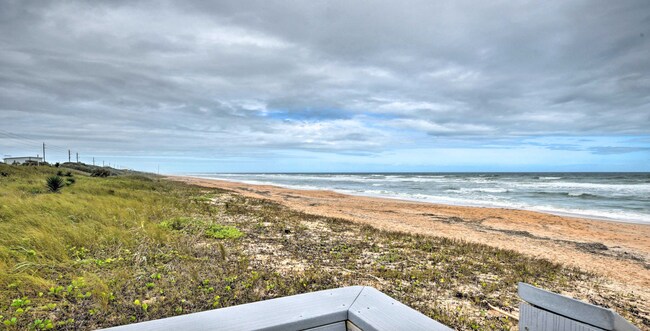 Building Photo - WALK TO THE BEACH! 4 bed, 2 bath, 2 car ga...