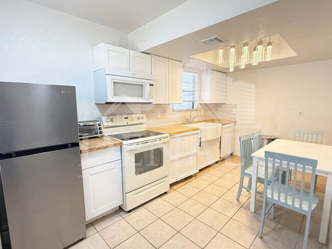 Building Photo - 2061 S Apache Dr