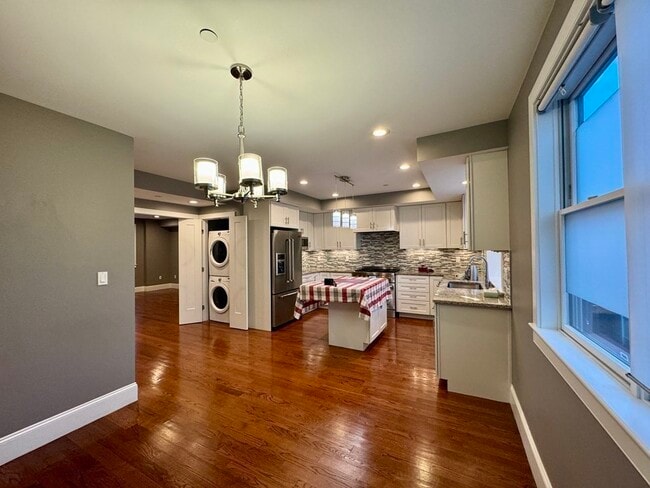 Building Photo - 198 California St