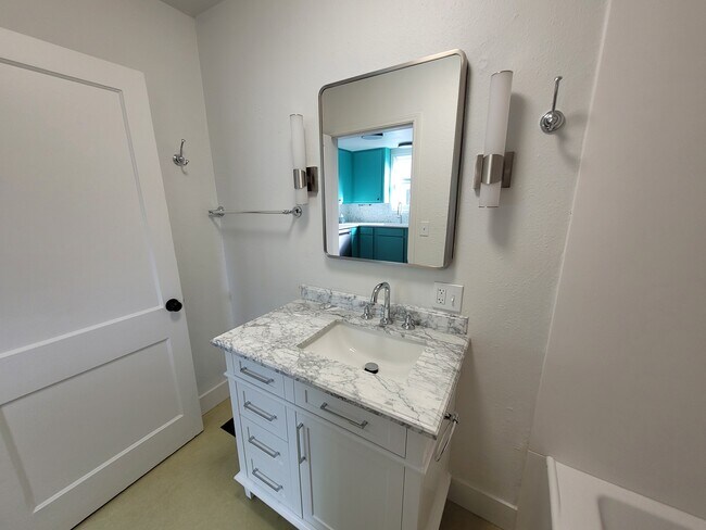 Building Photo - 1574 SE Sherrett Street