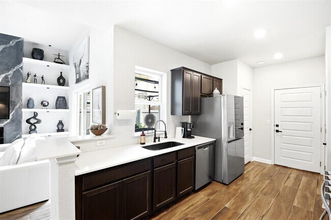 Building Photo - 7706 Mandela Bend