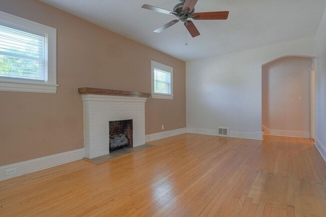 Building Photo - Grandin Court Foursquare convenient to SW City & SW Co!