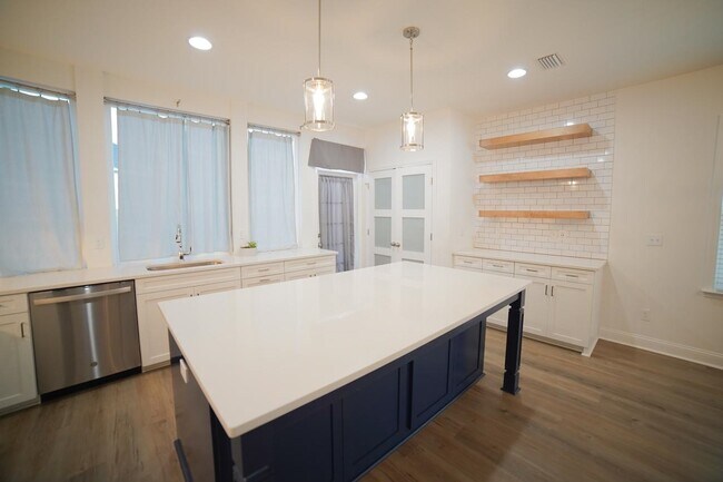 Building Photo - 219 Bienville Pl
