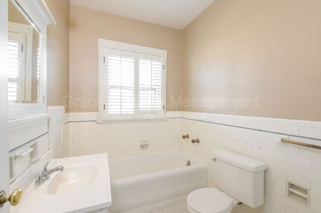 Building Photo - 1442 Perry St