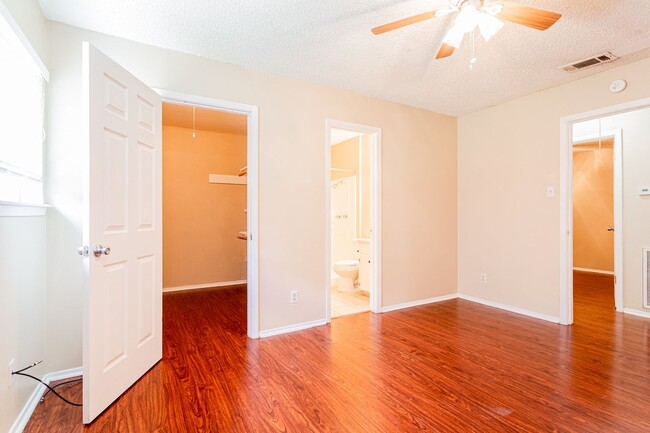 Building Photo - 3004 Pecan Springs Rd