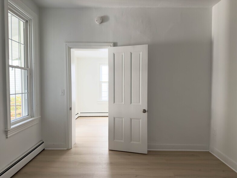 Building Photo - 133 S Main St