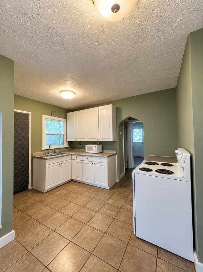 Building Photo - 808-812-812 Blair St