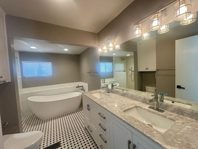 Building Photo - Beautifully updated home just west of Brookside and Trader's Joes in Midtown