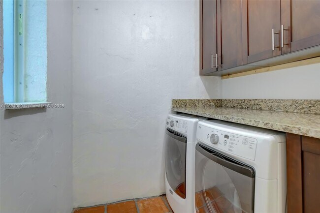 Building Photo - 2601 NE 11th Ct