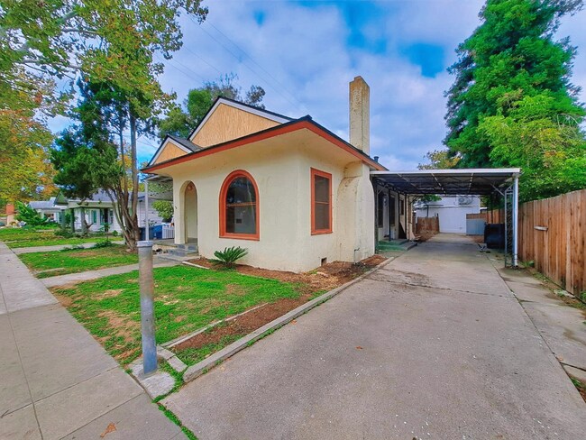 Primary Photo - 141 E Hedges Ave