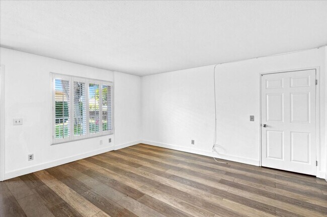 Building Photo - 2BR Bonsall Condo | Garage, Parking & Utilities Included