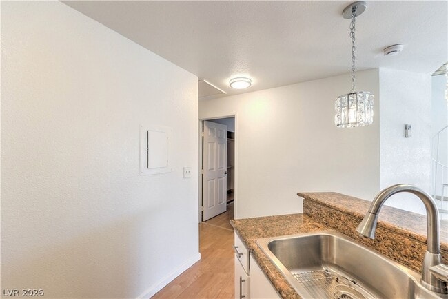 Building Photo - 460 Elm Dr