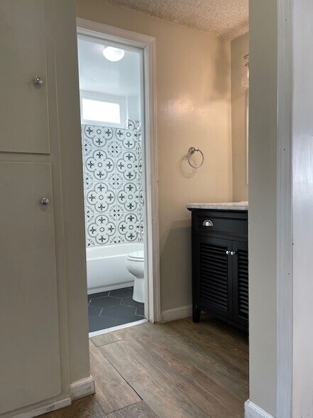 Building Photo - 2107 Earl Ave